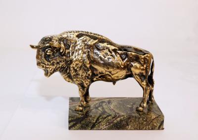 aukstos kokybes prabrangios verslo dovanos partnerems bronzinis varinis stumbras bizonas jautis100
