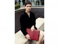moteriska Odinis dokumentu bloknotu nesiojamo kompiuterio macbook air popieriu A4    plancetes deklas papke imaute is naturalios odos gaminai kaledines gimtadienio jubiliejaus prabangios brangios verslo partneriams dovanos mamai zmonai sesei
