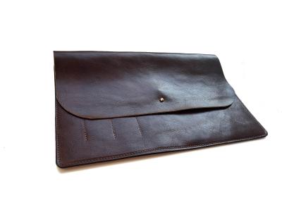 odinis kompiuterio deklas imaute aplankas is naturalios odos pagamintas pagal mano ismatavimus dovana vyrui prabangi ranku darbo macbook air pro laptopo nesiojamo kompiuterio deklas IMG 7834