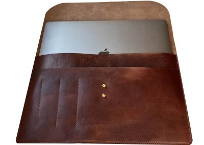 odinis kompiuterio deklas imaute aplankas is naturalios odos pagamintas pagal mano ismatavimus dovana vyrui prabangi ranku darbo macbook air pro laptopo nesiojamo kompiuterio deklas IMG 7836