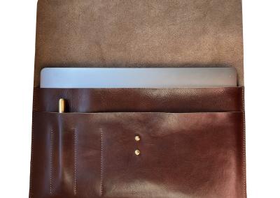 odinis kompiuterio deklas imaute aplankas is naturalios odos pagamintas pagal mano ismatavimus dovana vyrui prabangi ranku darbo macbook air pro laptopo nesiojamo kompiuterio deklas IMG 7840