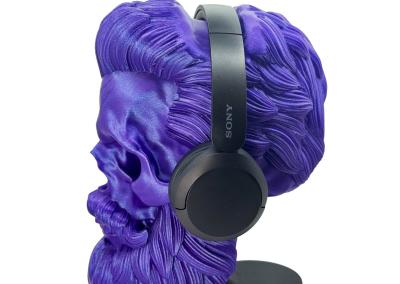 Didelė violetinė kaukolė „Hipsteris ant stalo“ – ausinių laikiklis, originali dovana vyrui, vaikinui ar programuotojui, 27 cm aukščio interjero dekoracija