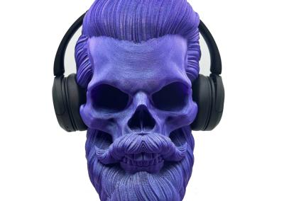 Didelė violetinė kaukolė Hipsteris ant stalo – ausinių laikiklis originali dovana vyrui vaikinui ar programuotojui 27 cm aukščio interjero dekoracija gimtadienniui kaledoms dovana