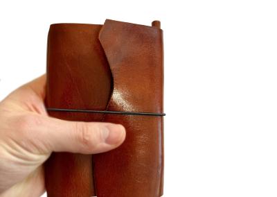 A7 odinis tikros  odos vintazine meniska senoviska old style  retro  uzrasine su gumytemis field note skech book baltais lapais dovana vaikinui zmonai merginai dailininkui menininkei naturalios odos daukartinis virselis