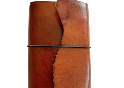 A7 odinis tikros odos vintazine meniska senoviska old style  retro  uzrasine su gumytemis field note skech book baltais lapais dovana vaikinui zmonai merginai dailininkui menininkei naturalios odos daukartinis virselis