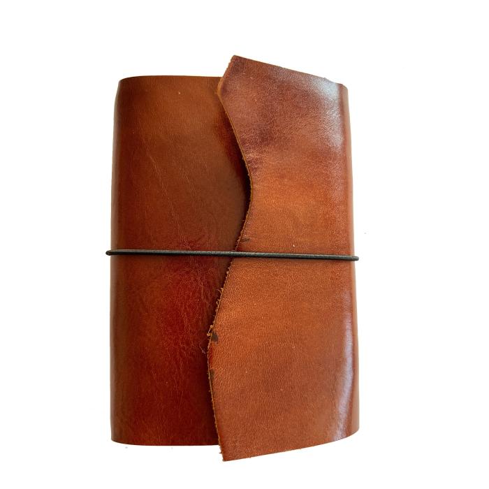 A7 Field Note užsegama odinė užrašinė su gumyte | baltais lapais