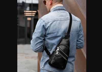 vyras su juodu vienos petnesos krepsiu ant nugaros patotus atostogose