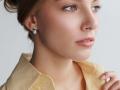 modelis panele su perlu auskarais dovanotais gimtadienio proga